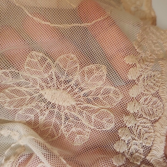 Dressbarn Women's Champagne Embroidered Floral Lace Blouse Size S - Picture 13 of 16